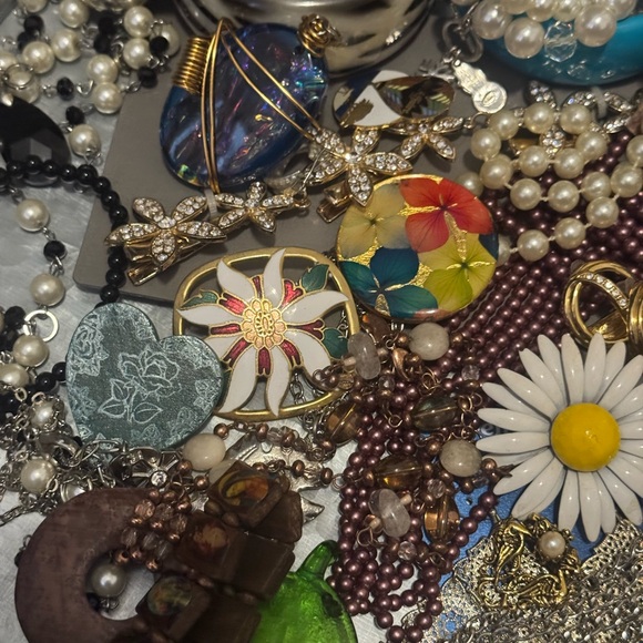 0160 Chic Fashion Jewelry Bundle - Picture 5 of 10